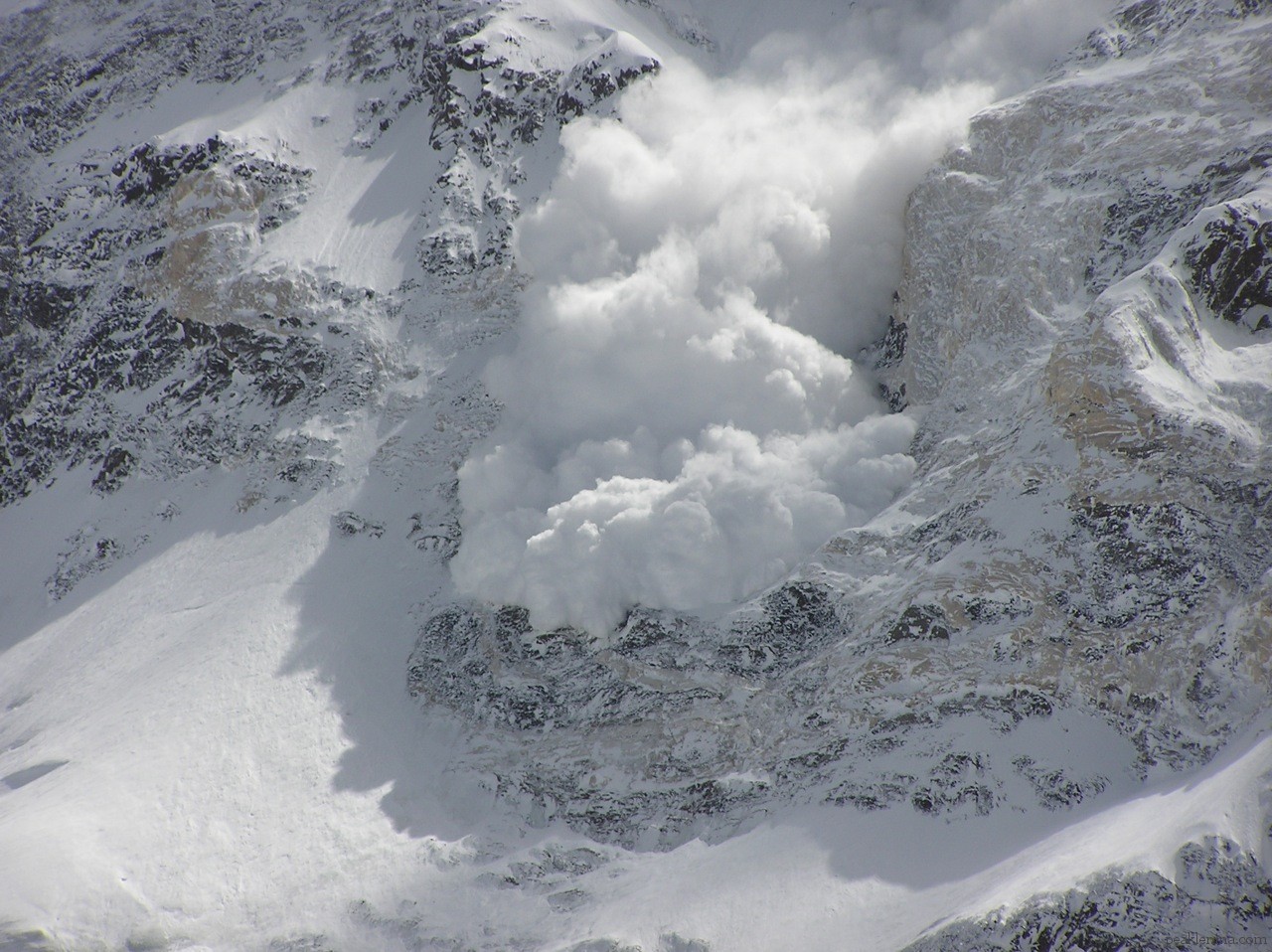 Снежные лавины в горах
