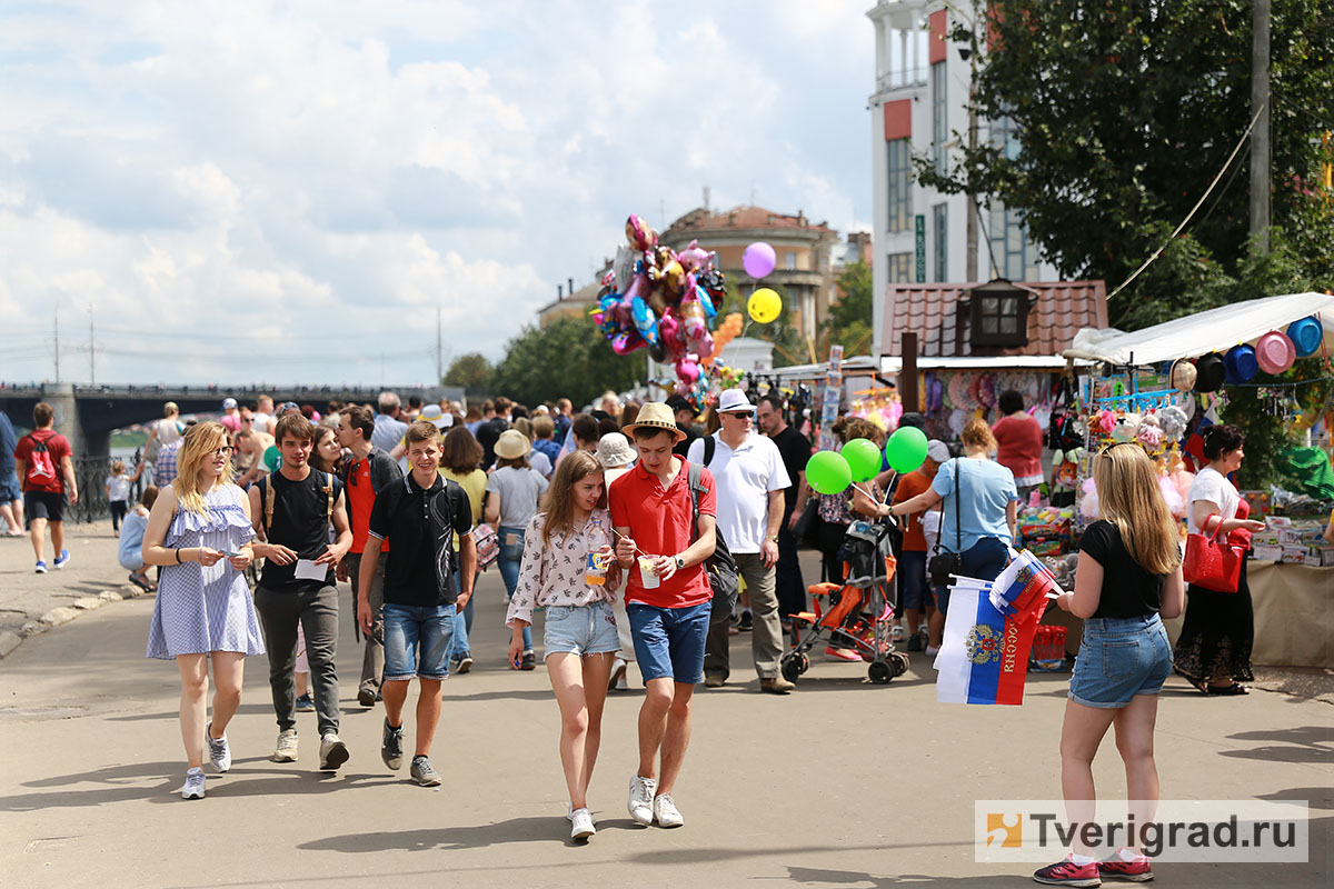 Проходит день города. День города Тверь 2022. С днем города. День города Тверь. Салют в Твери.