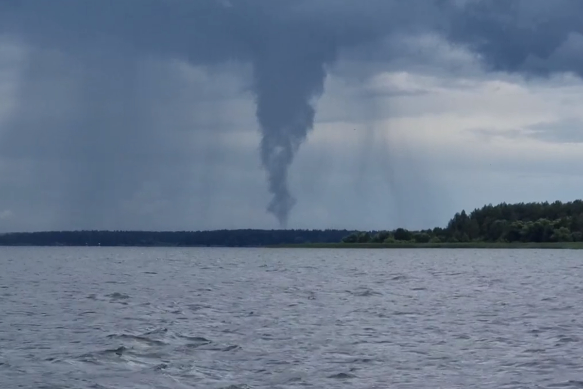 Торнадо в подмосковье. Водохранилище.