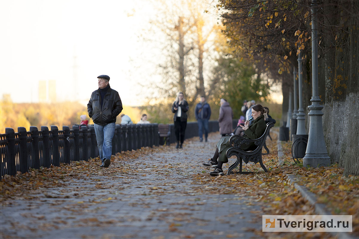 П близко покажи. Тверь набережная осень. Тверь осенний вечер. Тверь осенью. Листопад в городе.