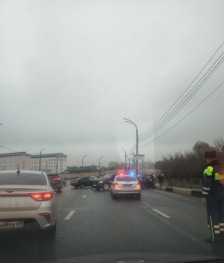 Сегодня утром в твери. Авария на Восточном мосту в Твери. ДТП на Восточном мосту в Твери сегодня. ДТП на Восточном мосту в Твери вчера. Тверь ДТП на Мигаловском мосту.