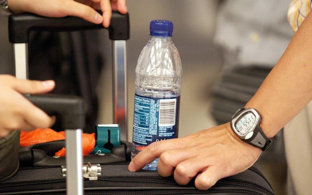 Можно ли в ручную кладь бутылку. Провоз жидкости в самолете. Бутылка воды в аэропорту. Жидкость в аэропорту в ручной клади. Жидкости в самолет ручная.